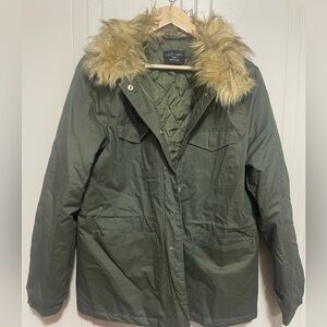NWOT Love Tree Women’s Coat in Army Green, gold accents, removable fur collar